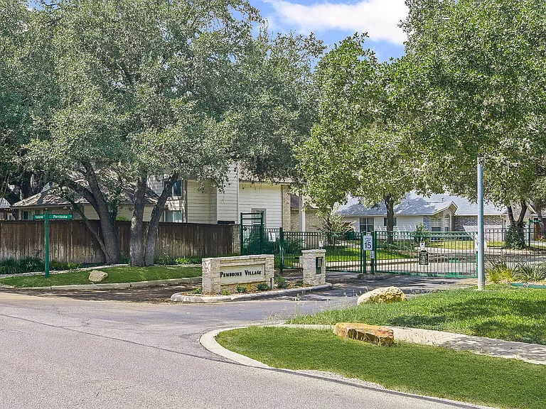 6 Pembroke Ct — Photo 31