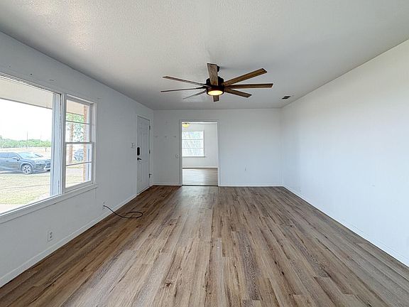 4th image of 809 W 5th St