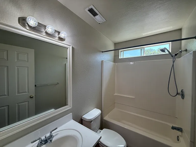 390 Ash St #4 — Photo 11