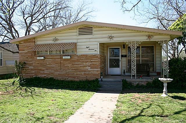 1st image of 802 S Pioneer Dr