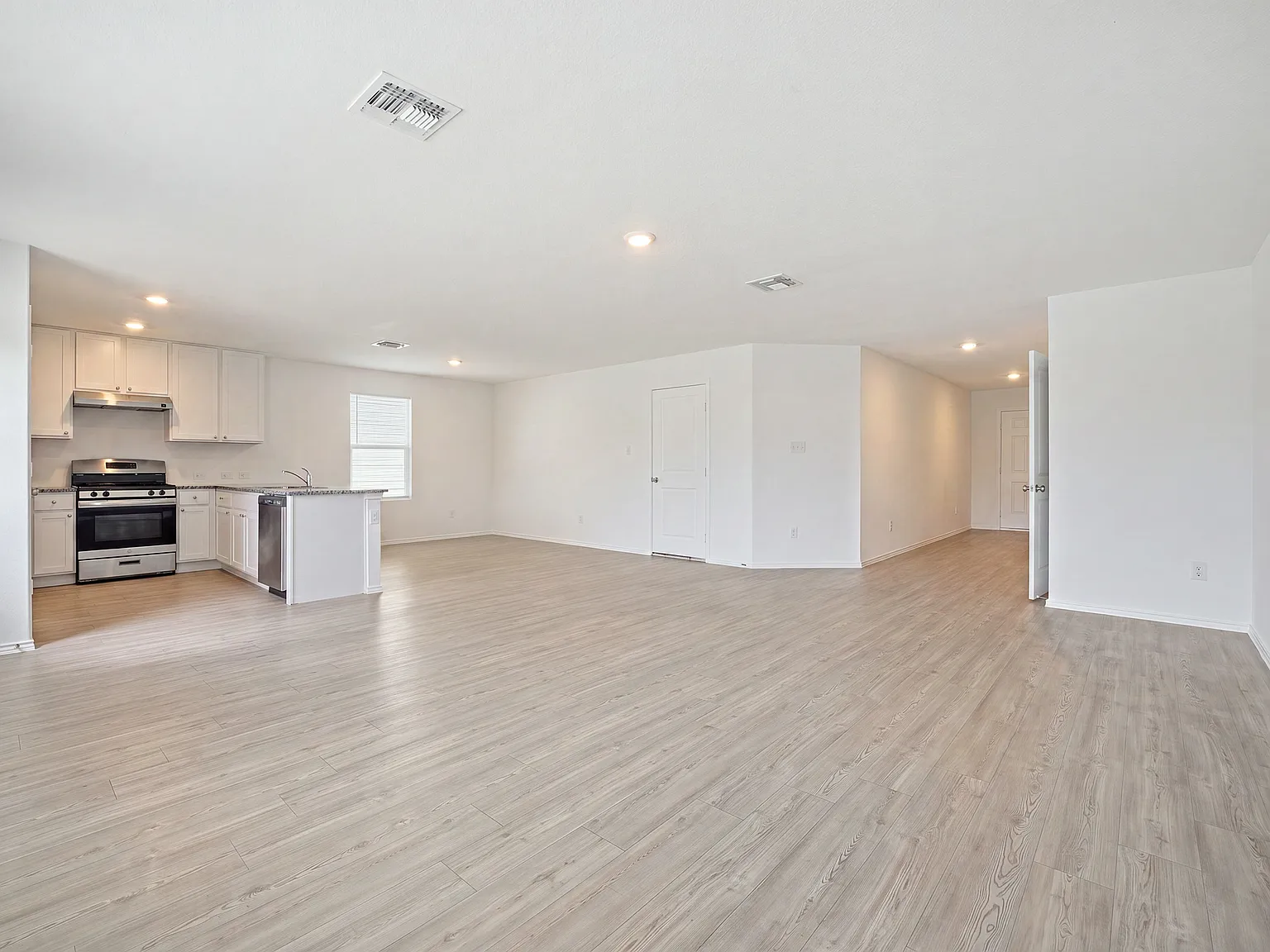 4 bed, 2.5 bath, 1950 sqft, $2,300 — Photo 2