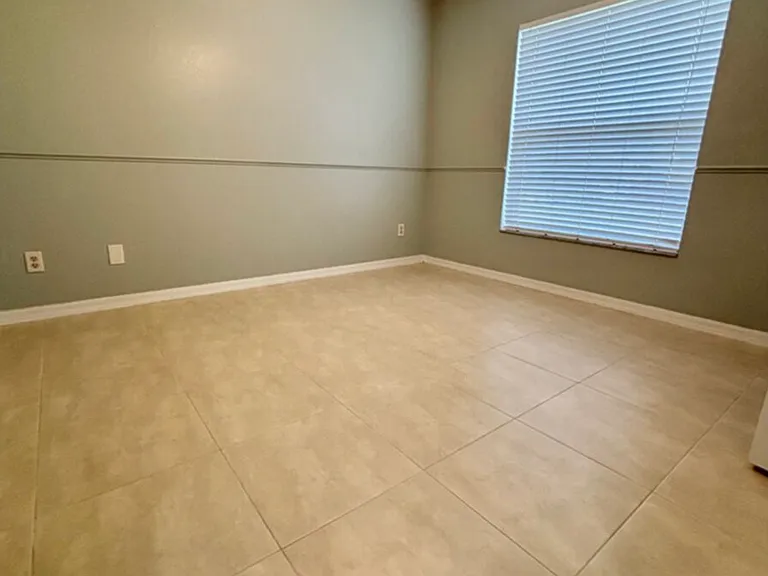 1405 Trafalgar Pkwy — Photo 53