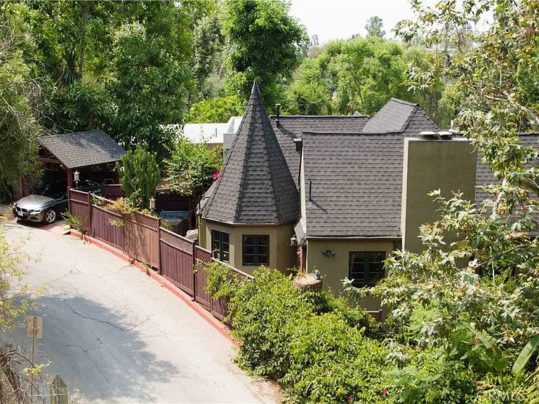 2318 Holly Dr — Photo 3