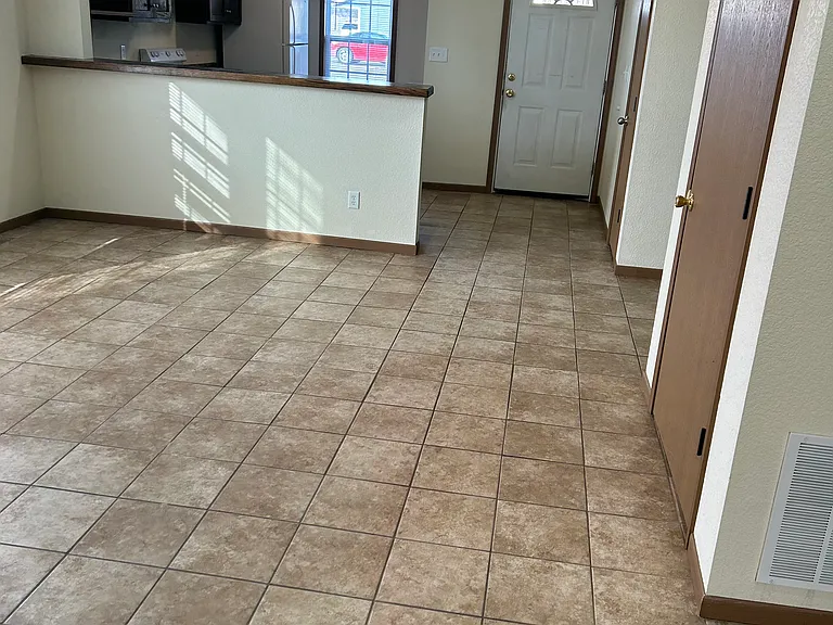 109 SE D Hwy #B — Photo 3