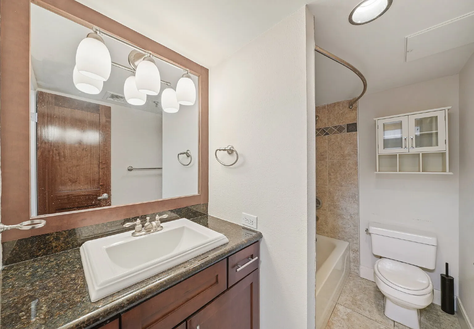 2 bed, 2.0 bath, 834 sqft, $1,925 — Photo 3