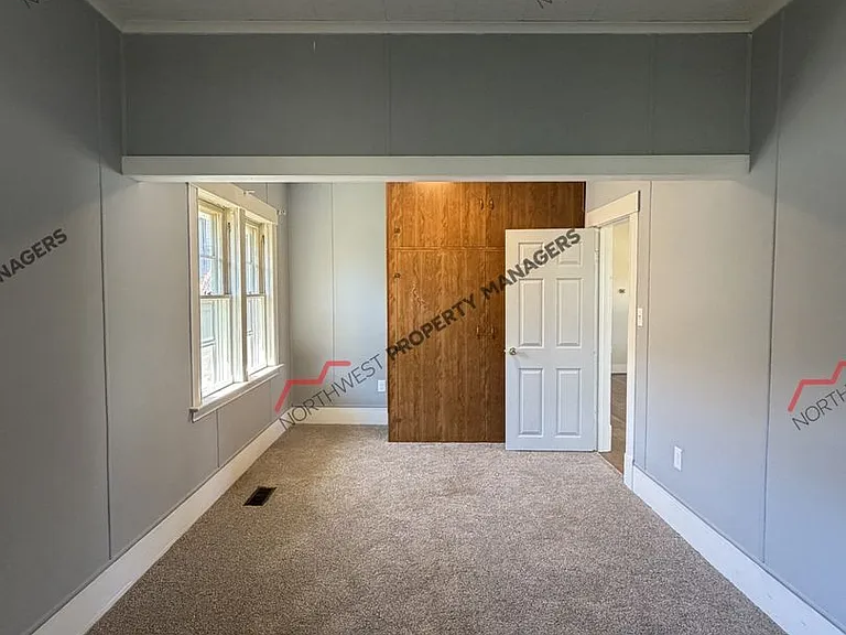 927 Marion St — Photo 17