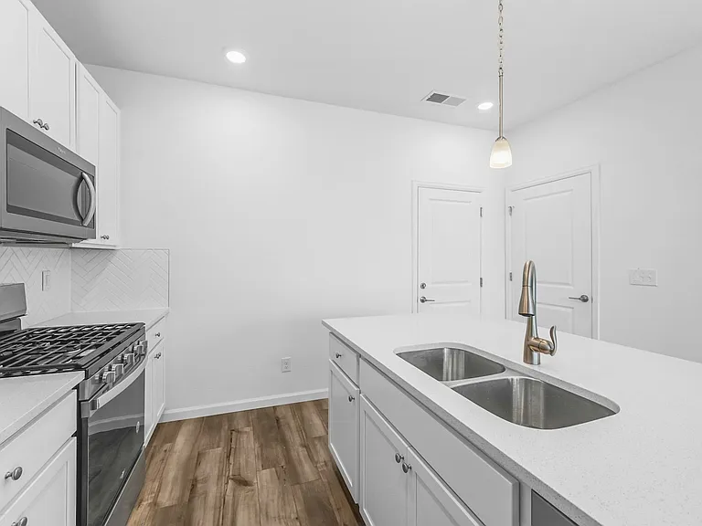6817 Huddersfield Ln — Photo 9