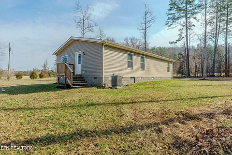 3 bed, 1323 sqft, $2,100 — Photo 2