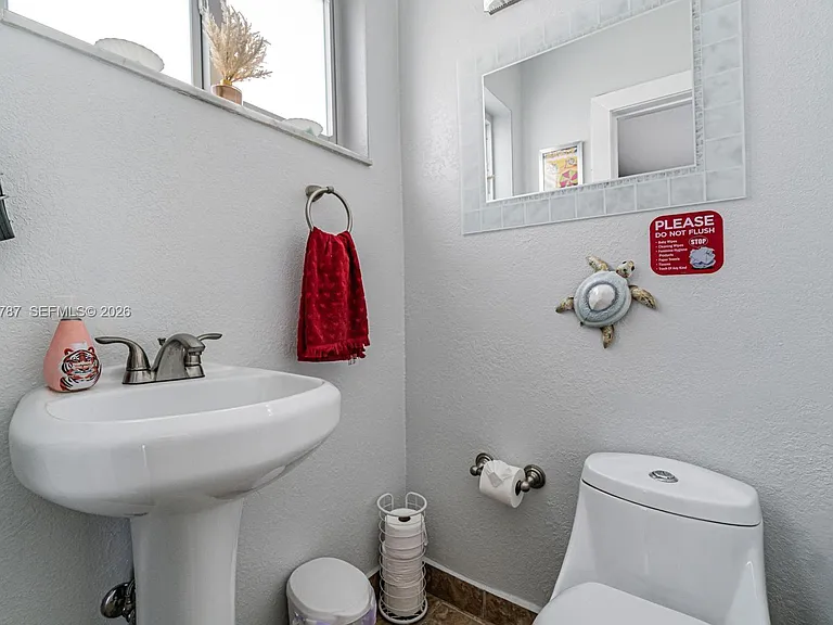 901 NW 22nd Pl — Photo 14