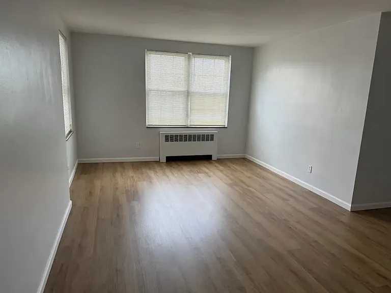 Country Club Apartments — Photo 10