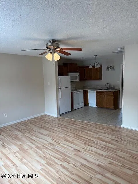 1 bed, 1.0 bath, $995 — Photo 4