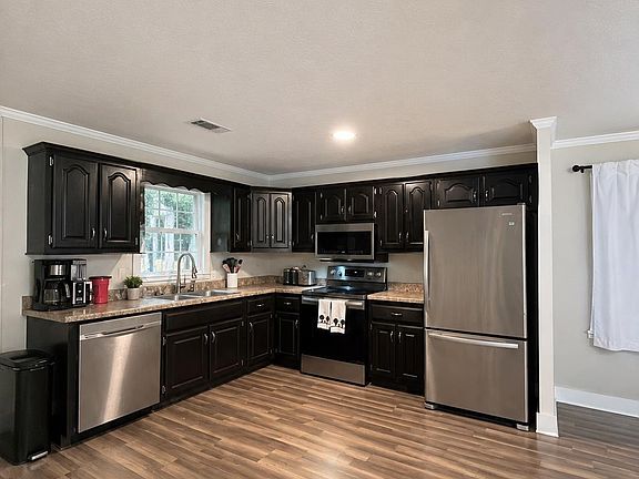 4th image of 808 Trumann St