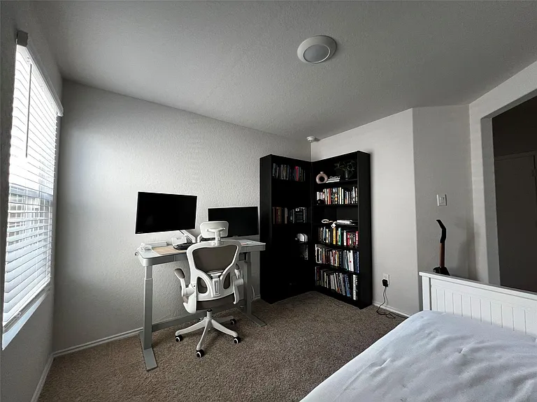 1009 Marvin Way — Photo 4