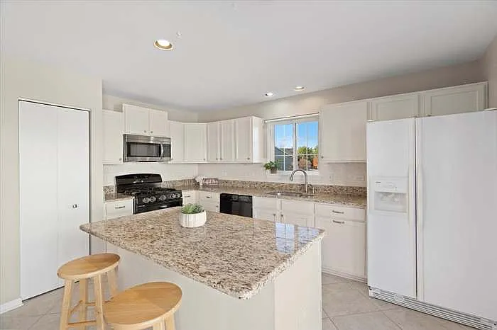 18630 W Sterling Ct — Photo 11