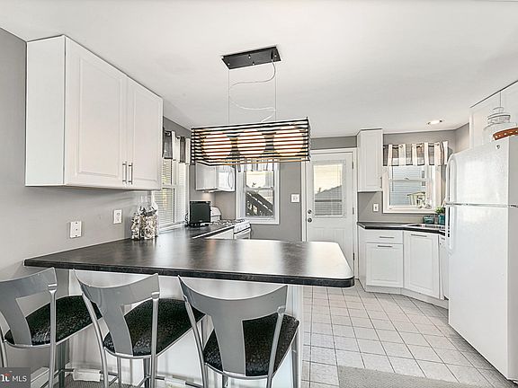 4th image of 5517 West Ave