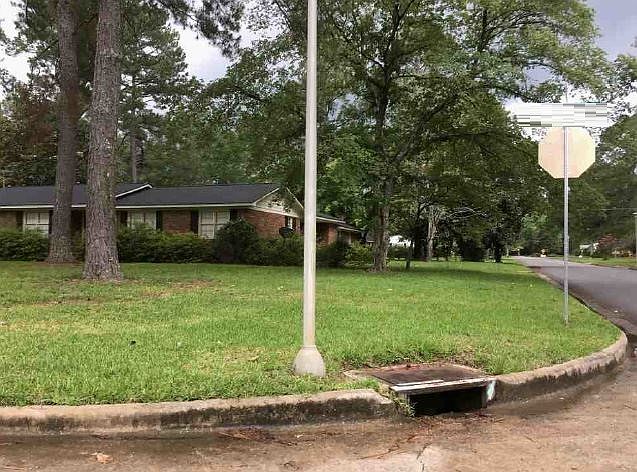 2nd image of 1736 Pineknoll Ln