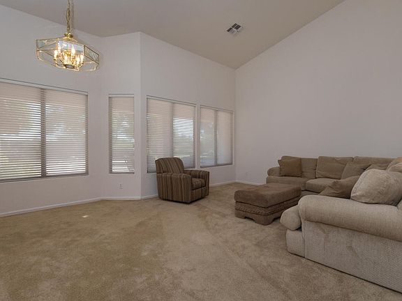 Formal living/dining rooms