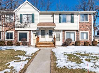 17437 Utica Oaks Ln, Roseville, MI 48066