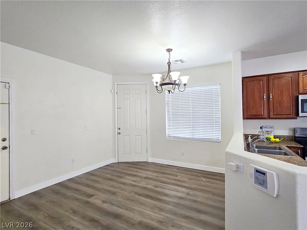 3 bed, 2.5 bath, 1649 sqft, $2,075 — Photo 4