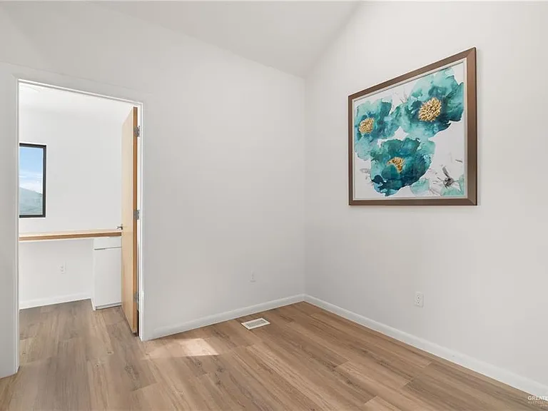 1912 Silverton Cir — Photo 15