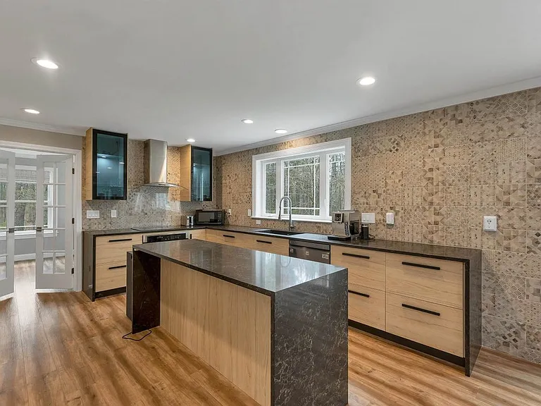 40 Mary Ann Ave — Photo 33