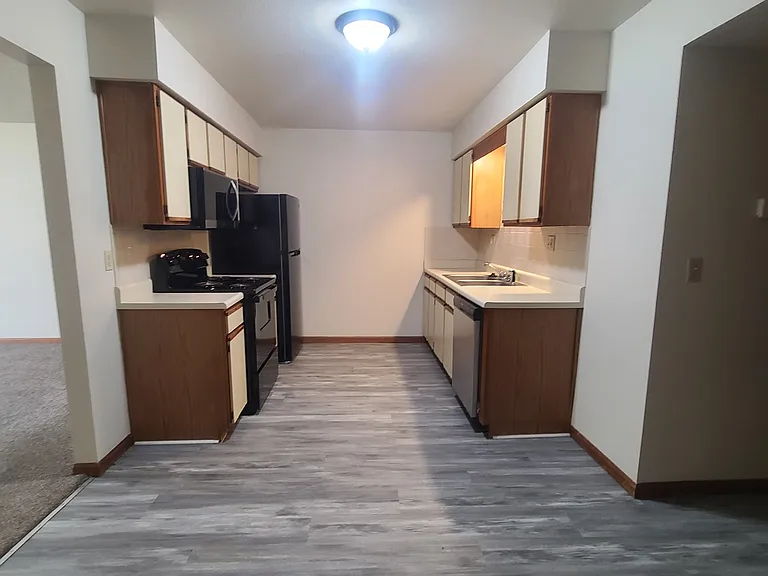 110 NW Vesper St #E — Photo 1
