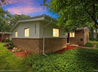 29780 Fall River Rd, Southfield, MI 48076