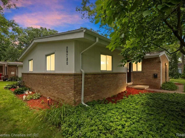 29780 Fall River Rd, Southfield, MI 48076