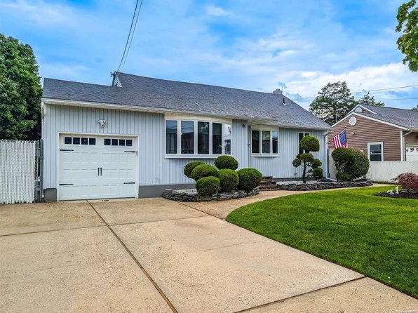 132 Bedell Street, West Babylon, NY 11704