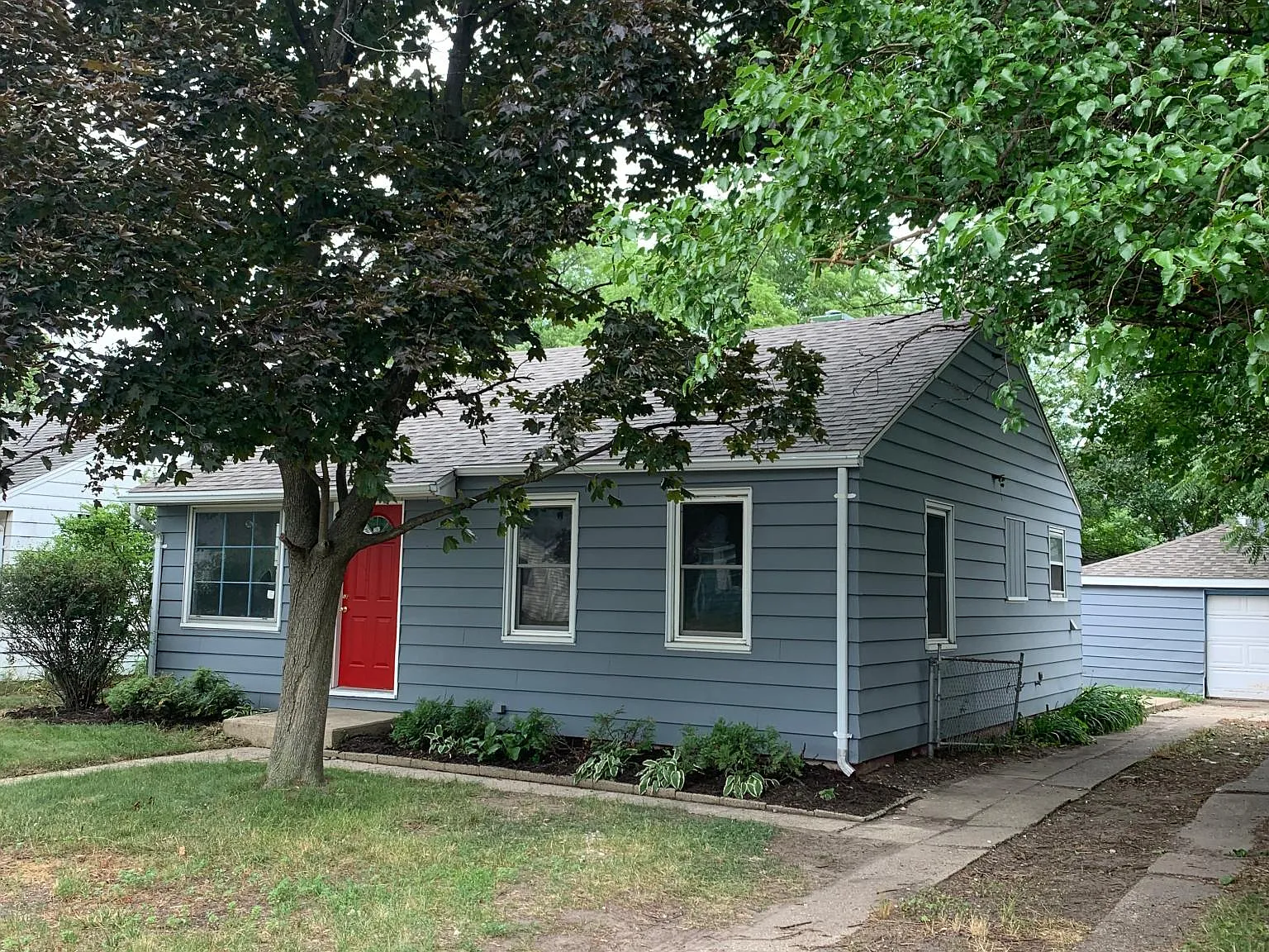 3 bed, 1200 sqft, $1,300 — Photo 2