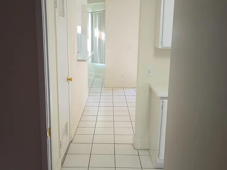 218 W Vermont Ave #7 — Photo 3