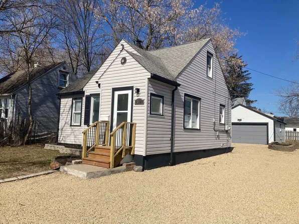 302 E Willow Dr, Round Lake Park, IL 60073