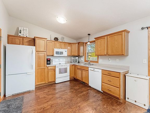 2nd image of 701 Cottonwood Dr