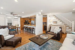 4 bed, 2.5 bath, 1900 sqft, $4,850 — Photo 3