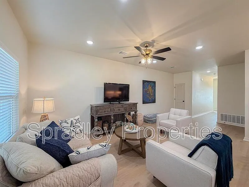 3 bed, 2.5 bath, 1545 sqft, $3,300 — Photo 4