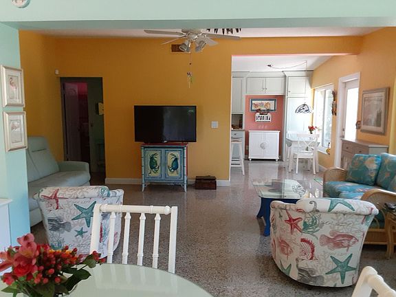 5th image of 556 Dahlia Ln