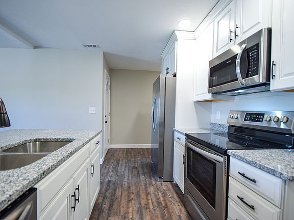 4th image of 215.5 E North St #215.5