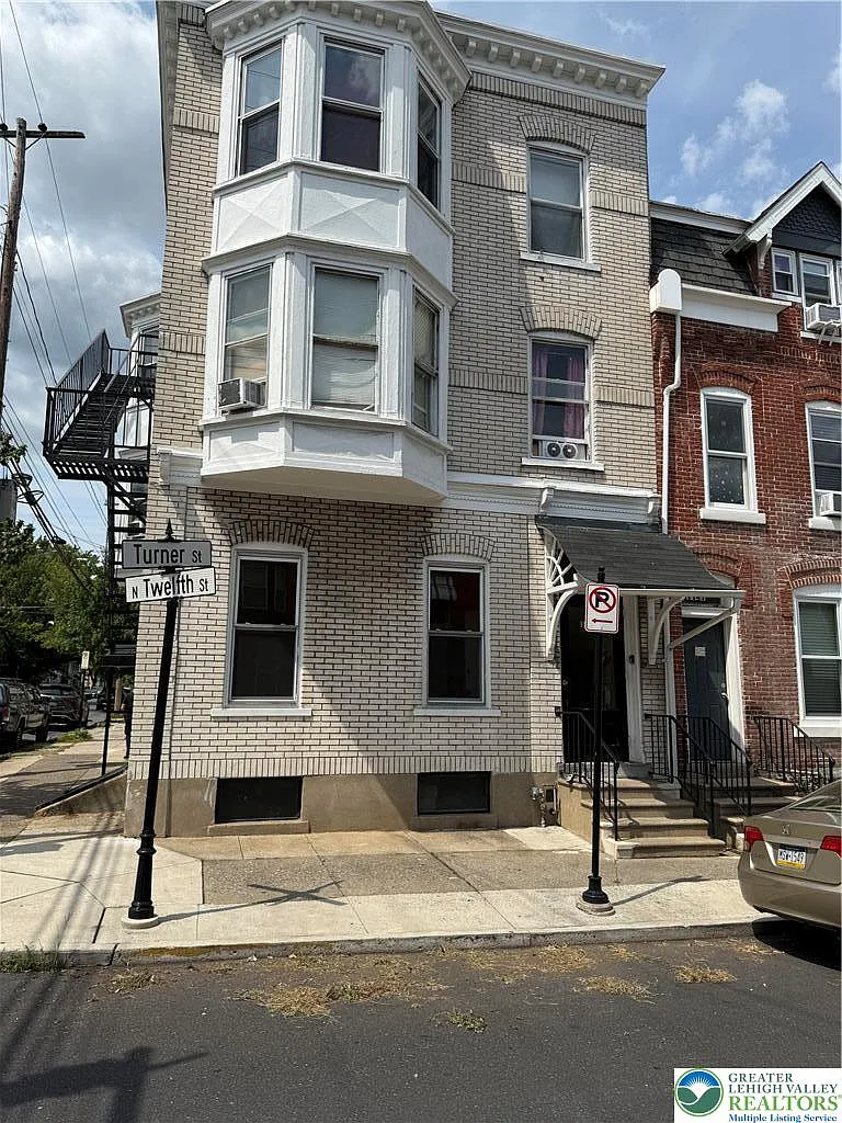 2 bed, 1.0 bath, 1000 sqft, $1,450 — Photo 2