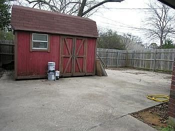 5th image of 215 Broadmoor Ave
