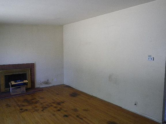 3rd image of 998 Hickory Dr