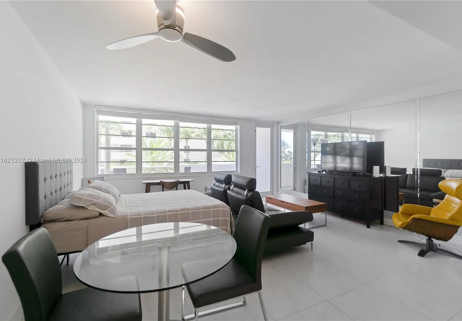 The Decoplage Condo — Photo 2