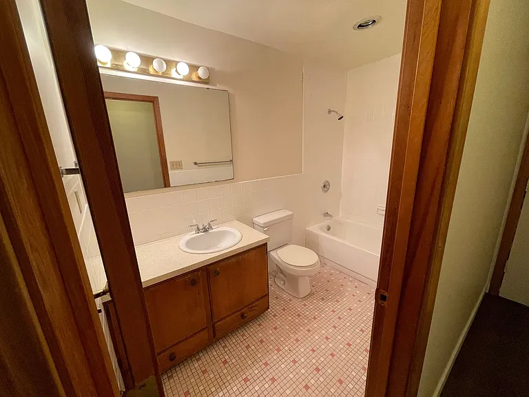 Hill Town Apartments — Photo 29