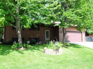 518 Laredo Ln, Chanhassen, MN 55317