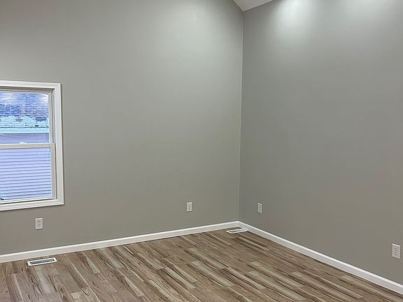 5th image of 3095 N Main St