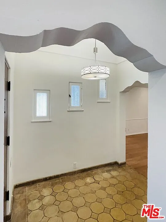 3 bed, 2.0 bath, 1911 sqft, $7,500 — Photo 3