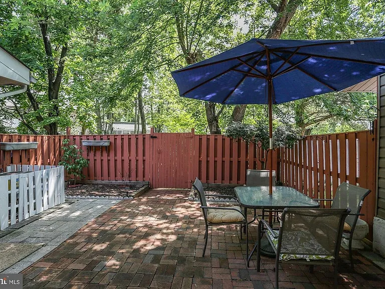 232 Willow Ter — Photo 16