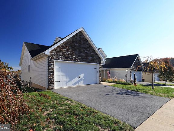 3rd image of 187 Rosehill Dr
