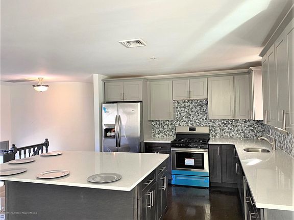 3rd image of 46 Fredric Dr