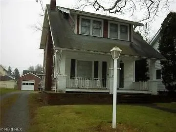 1949 Everett Ave photo 1
