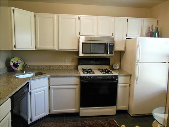 KITCHEN WITH GRANITE COUNTERS
